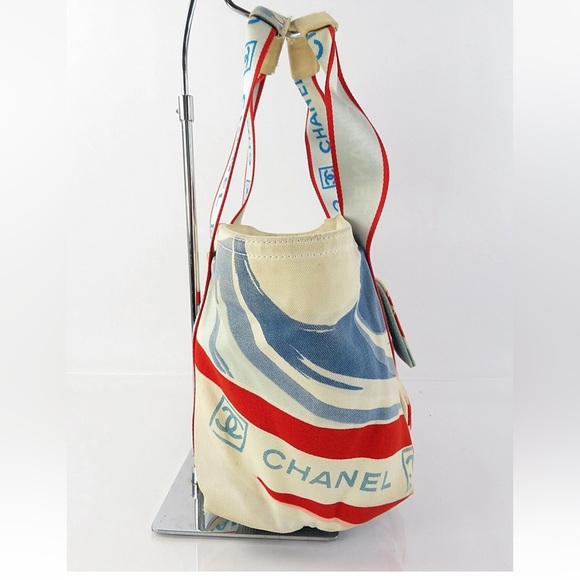 CHANEL Cream Tote with Red and Blue Accents - Picture 4 of 14